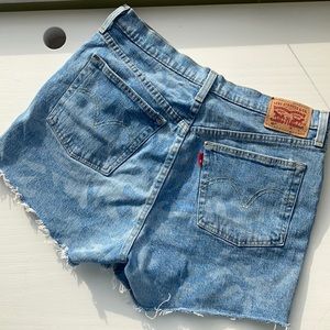 Medium wash Levi shorts